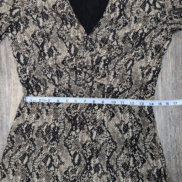 VERONICA BEARD Ried Short Sleeve VNeck Ruffle Hem Silk Dress Sz 6 Snake Print - Picture 8 of 11